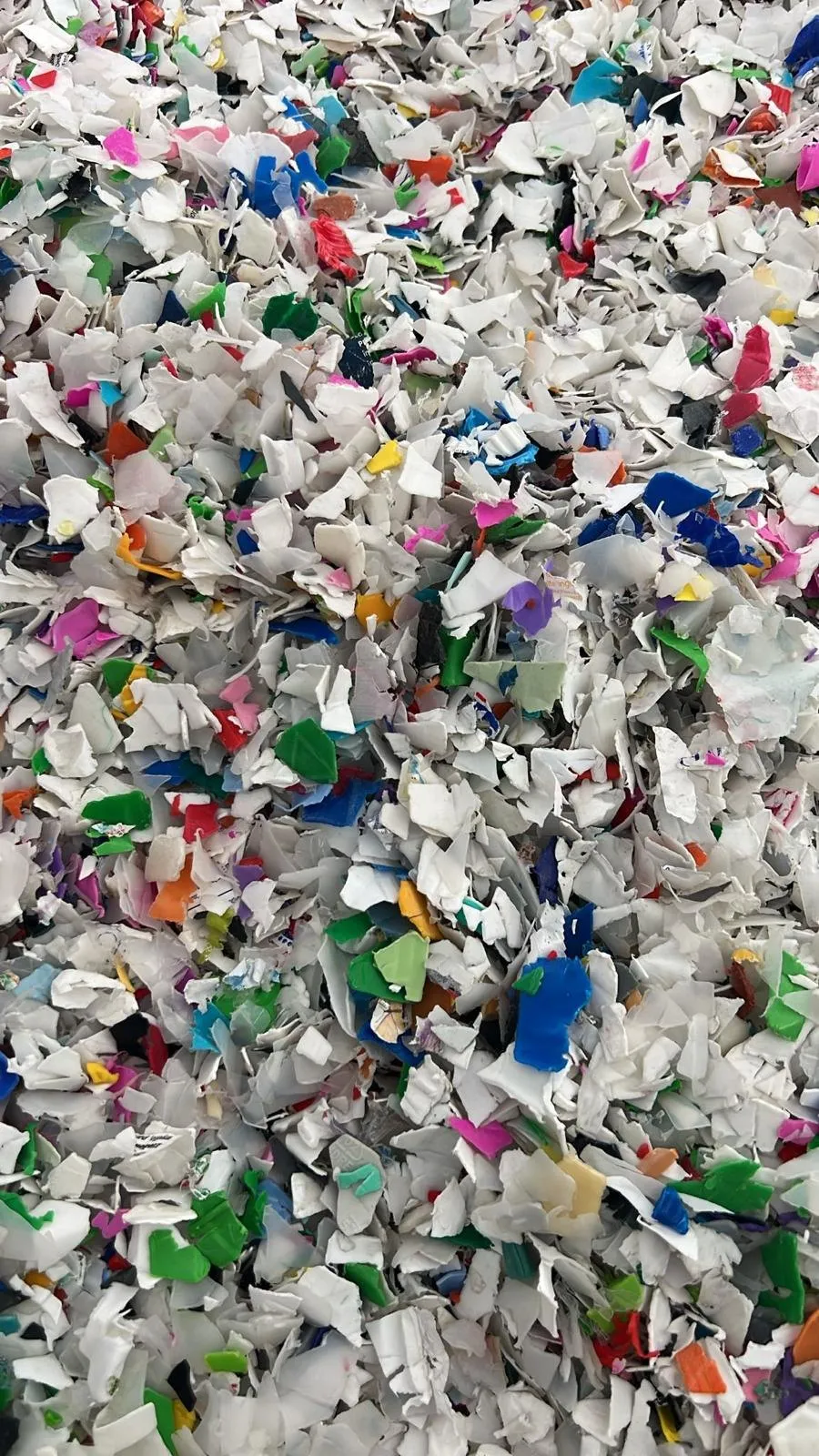 Fulgi de plastic de diverse culori