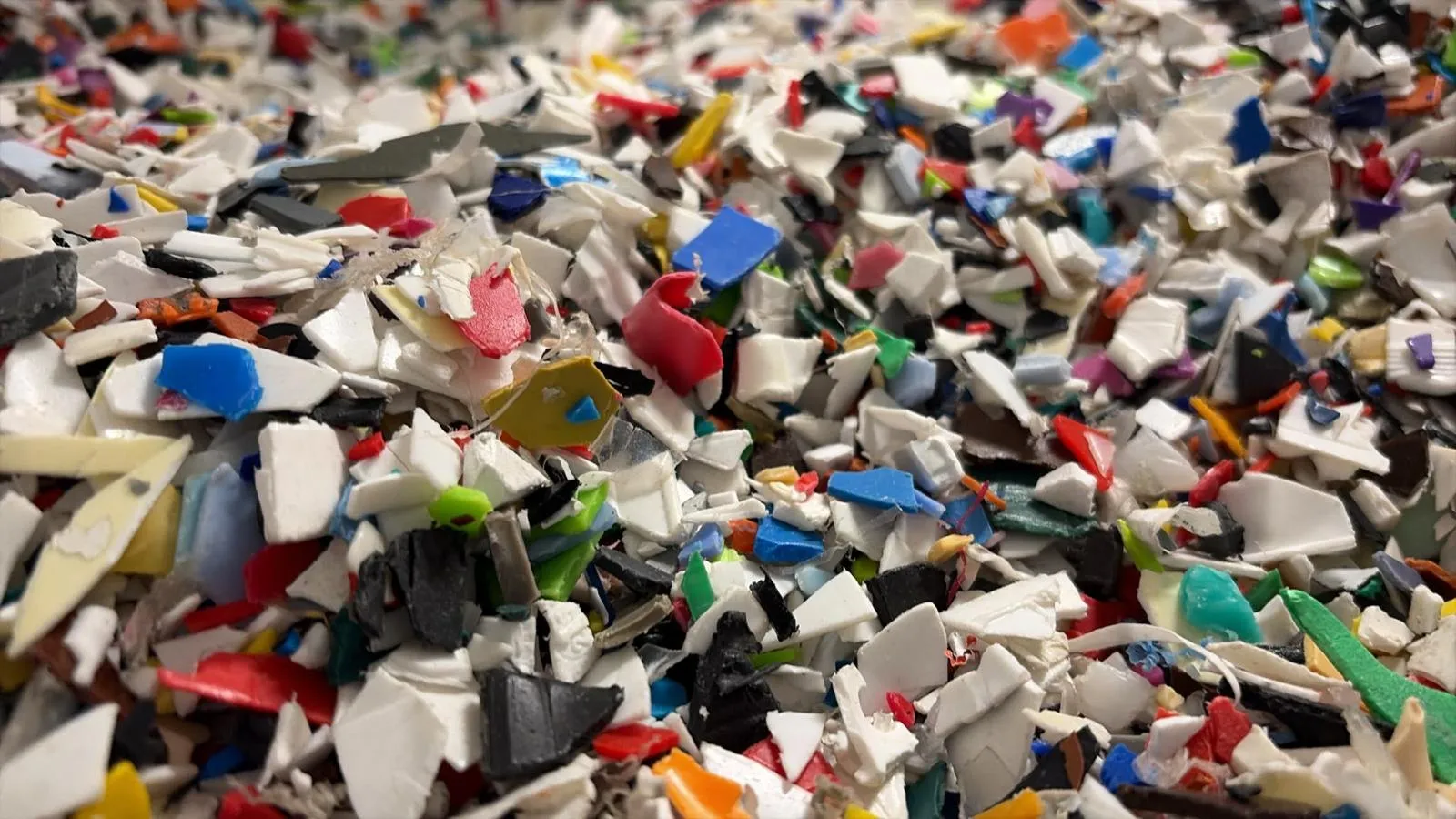 Fulgi de plastic colorați, în prim-plan