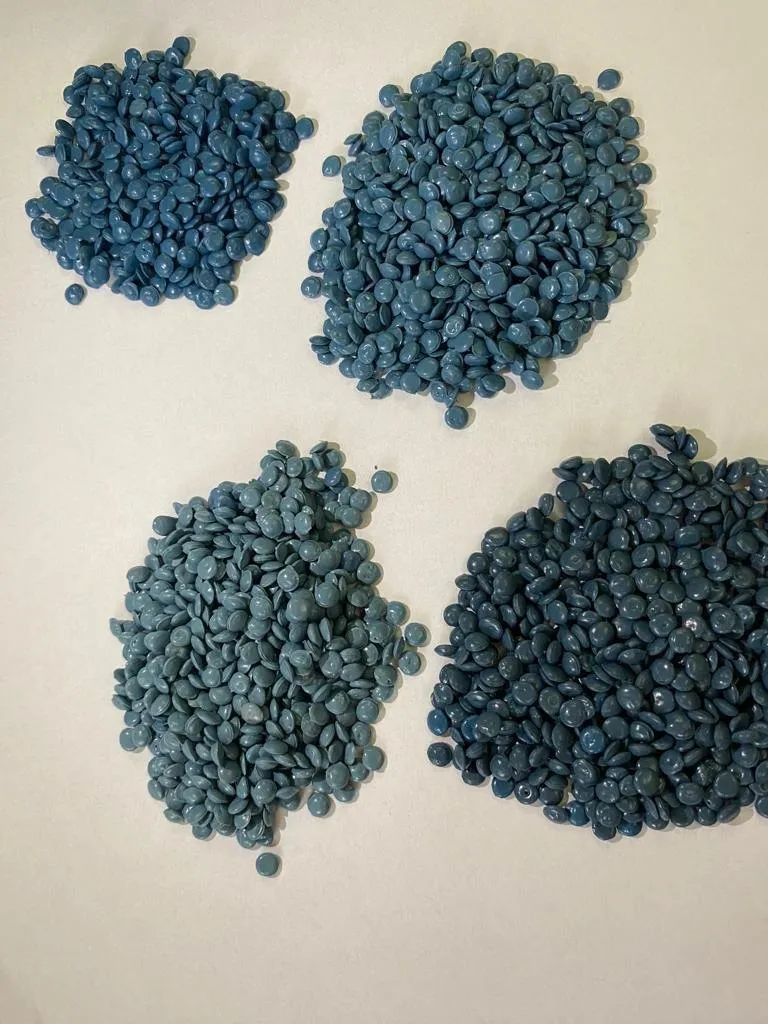 Granule de plastic reciclat albastre