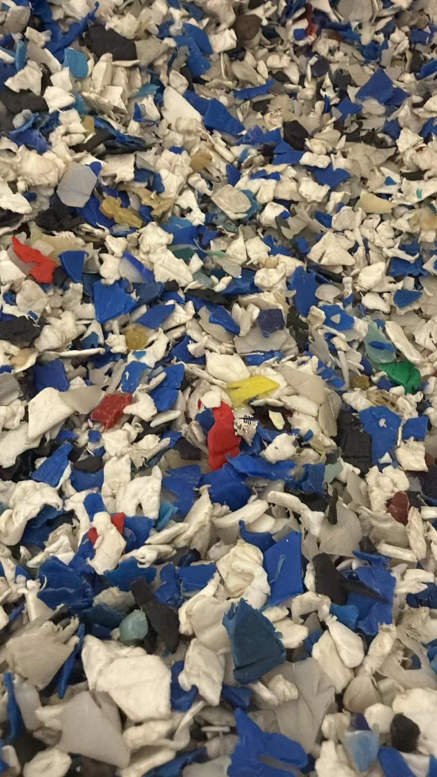 Fulgi de plastic albi și albaștri