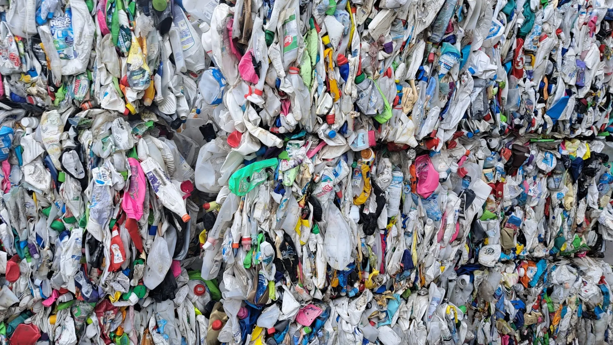 Baloți de flacoane și ambalaje din plastic, de diverse culori