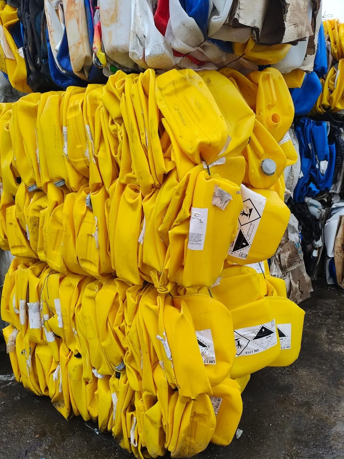 Baloți de bidoane galbene din plastic