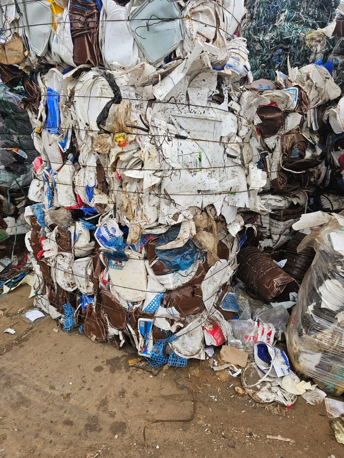 Balot de recipiente din plastic