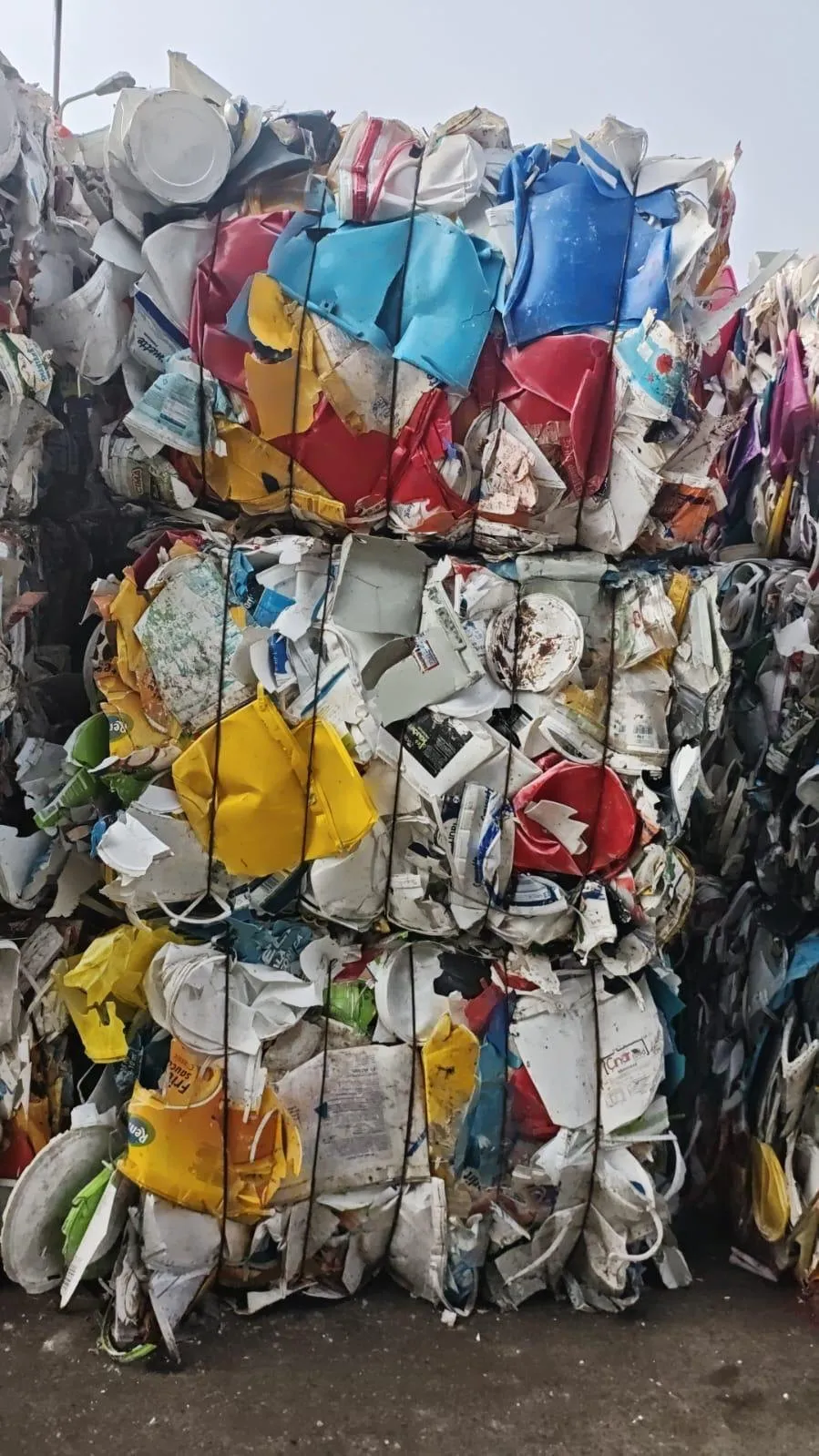 Baloți de recipiente din plastic stivuiți