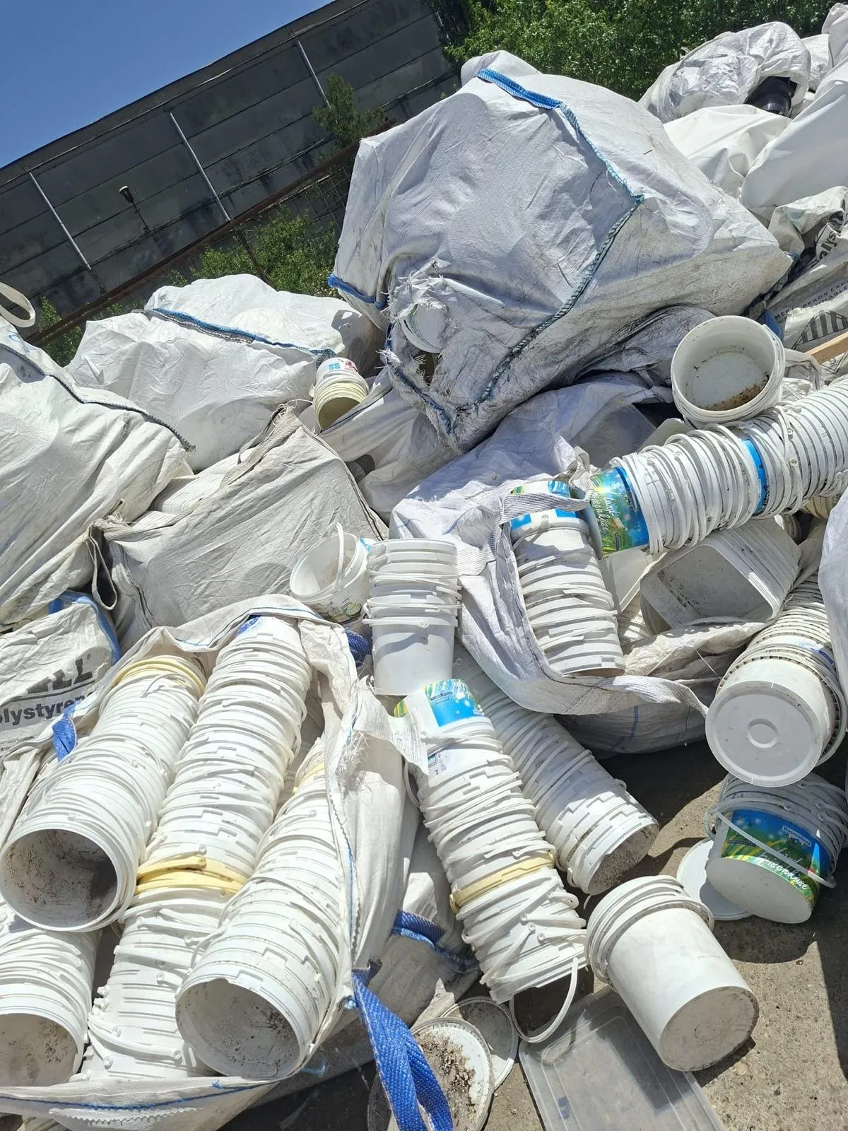 Găleți din plastic în saci big-bag