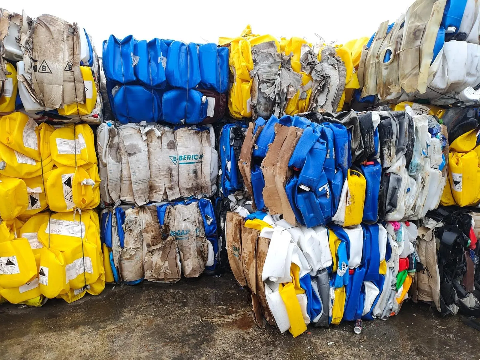 Baloți de bidoane din plastic stivuiți