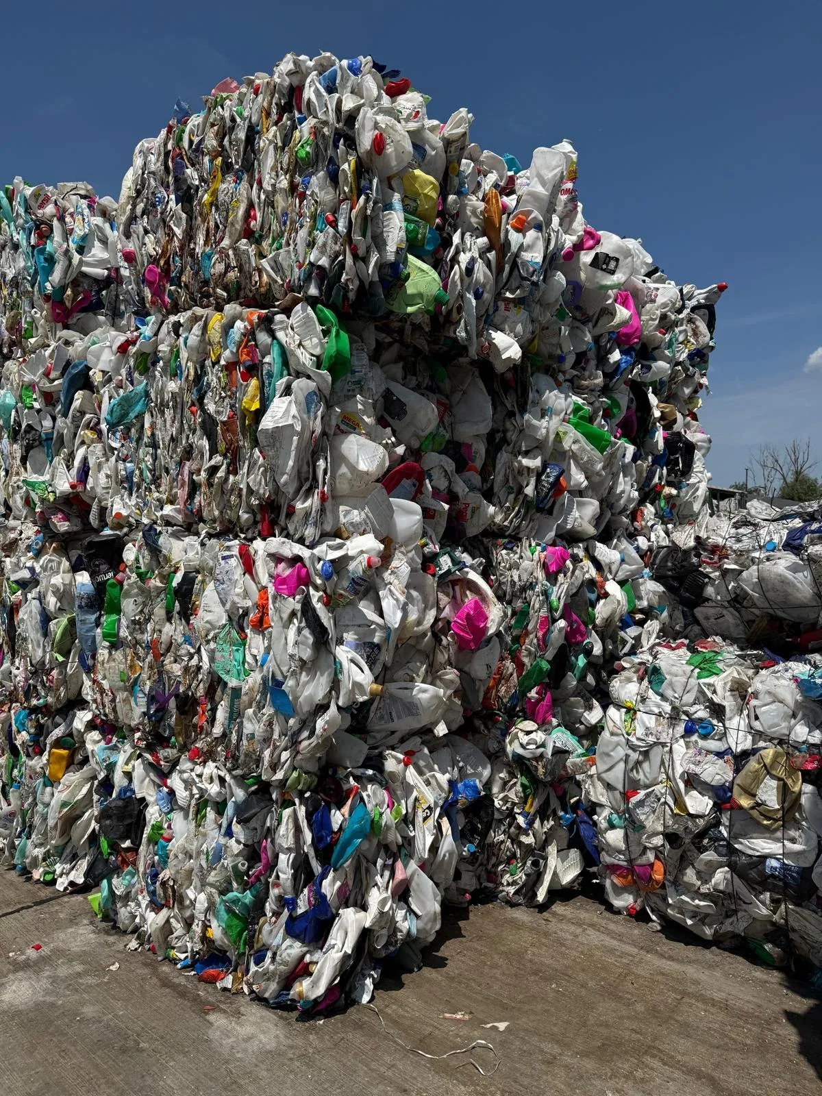 Baloți de flacoane din plastic, pregătiți pentru reciclare