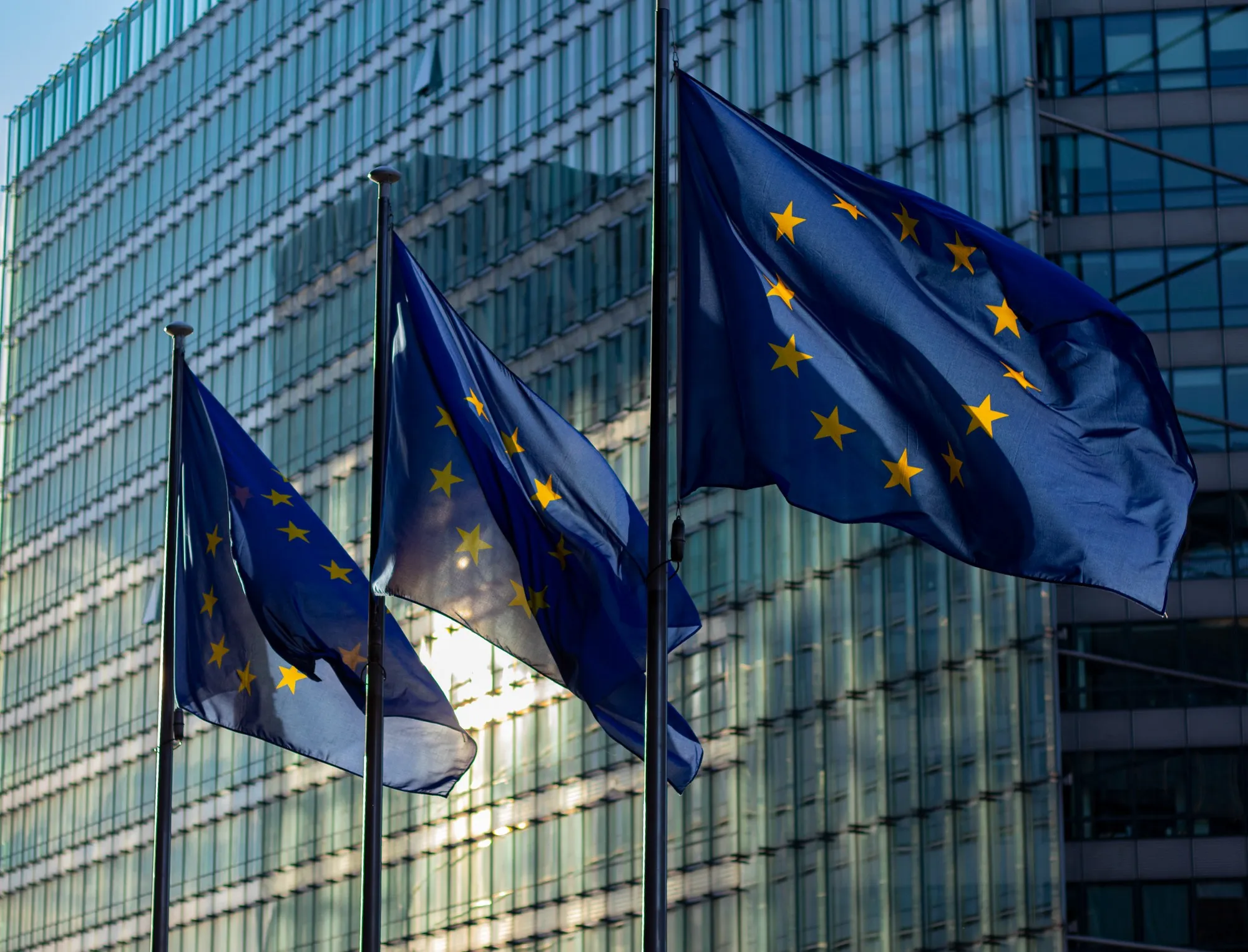 Steaguri ale Uniunii Europene în fața unei clădiri a Comisiei Europene