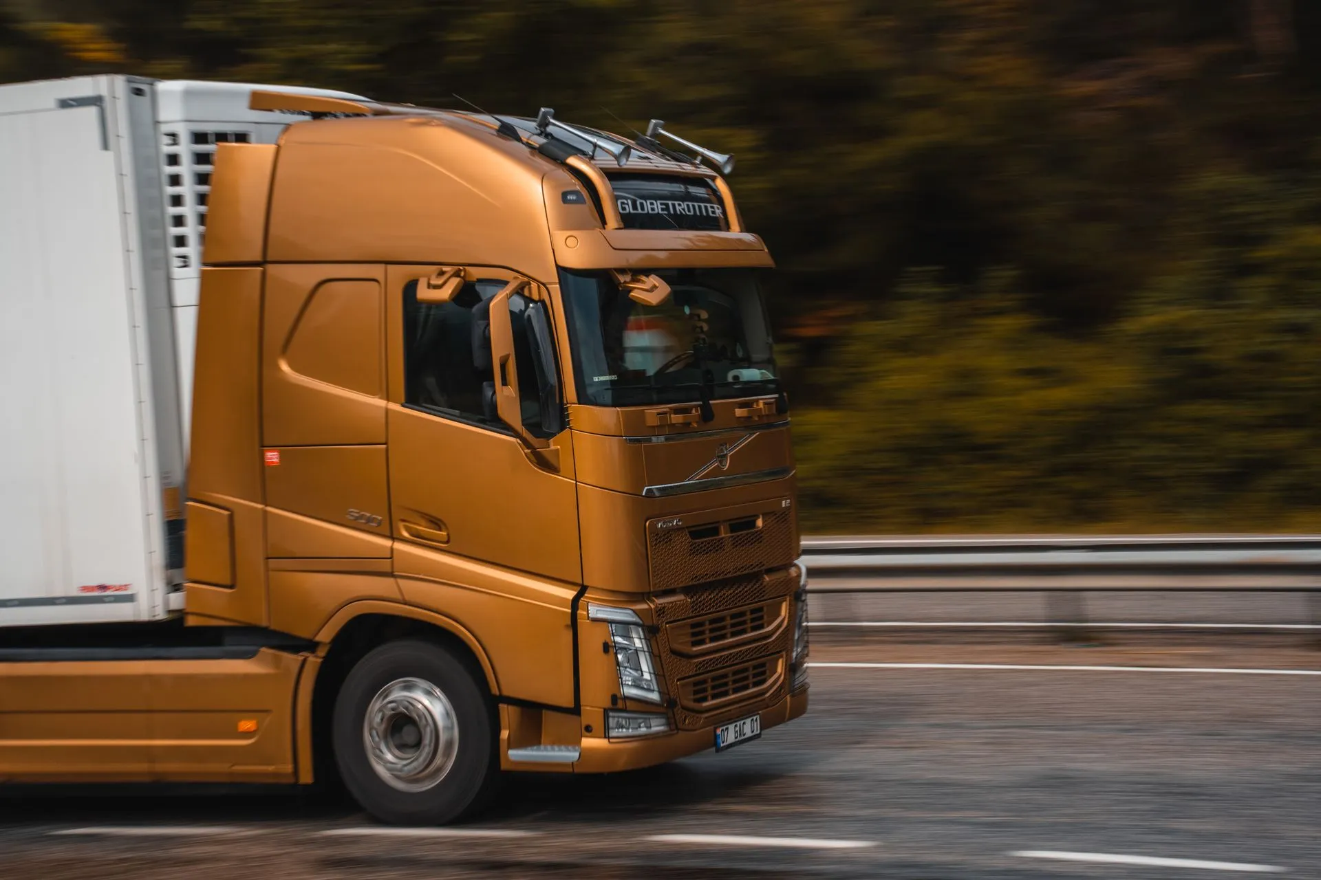 Camion pentru livrări de plastic reciclat în Europa