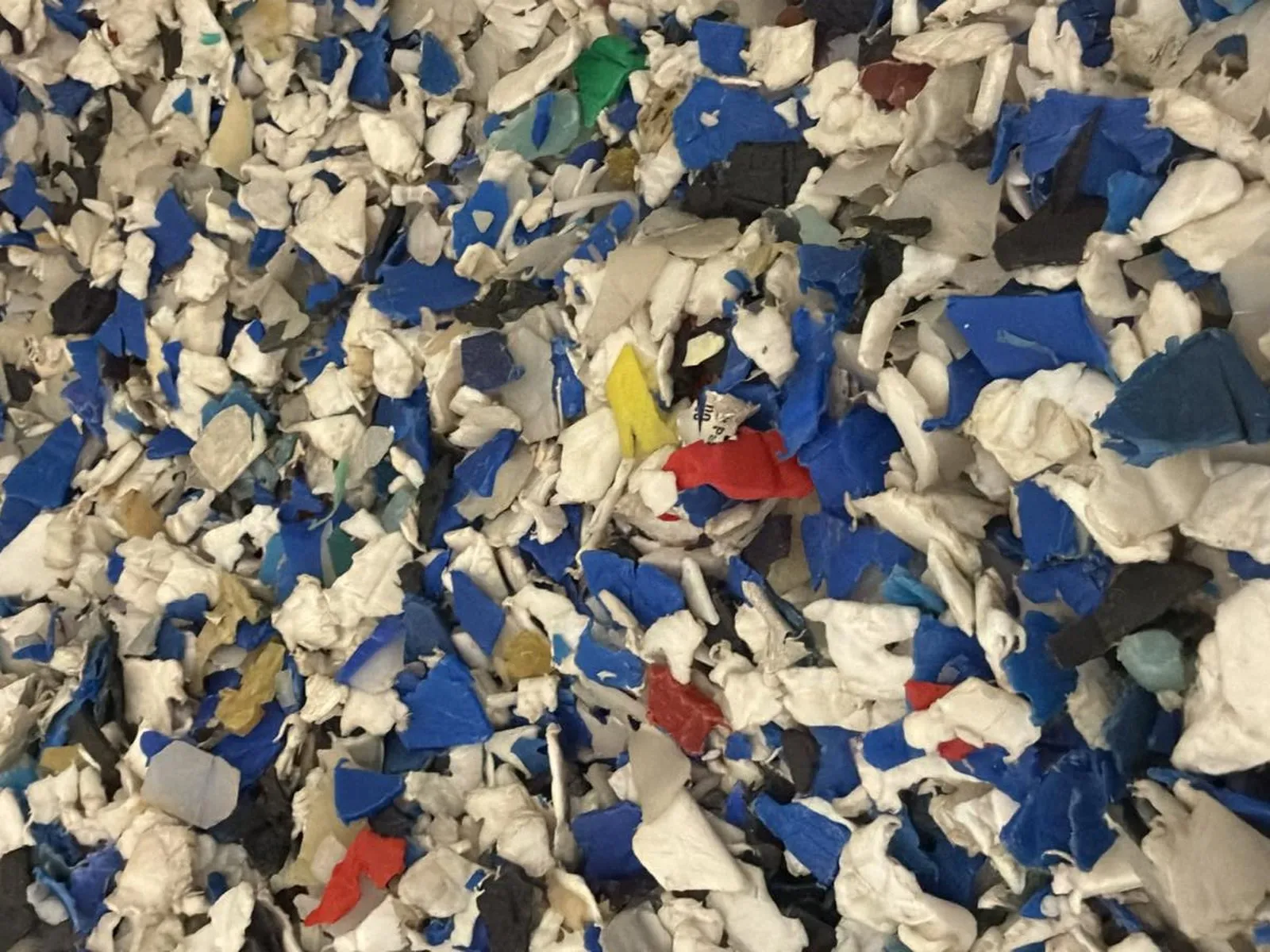 Fulgi de HDPE din bidoane, albi și albaștri