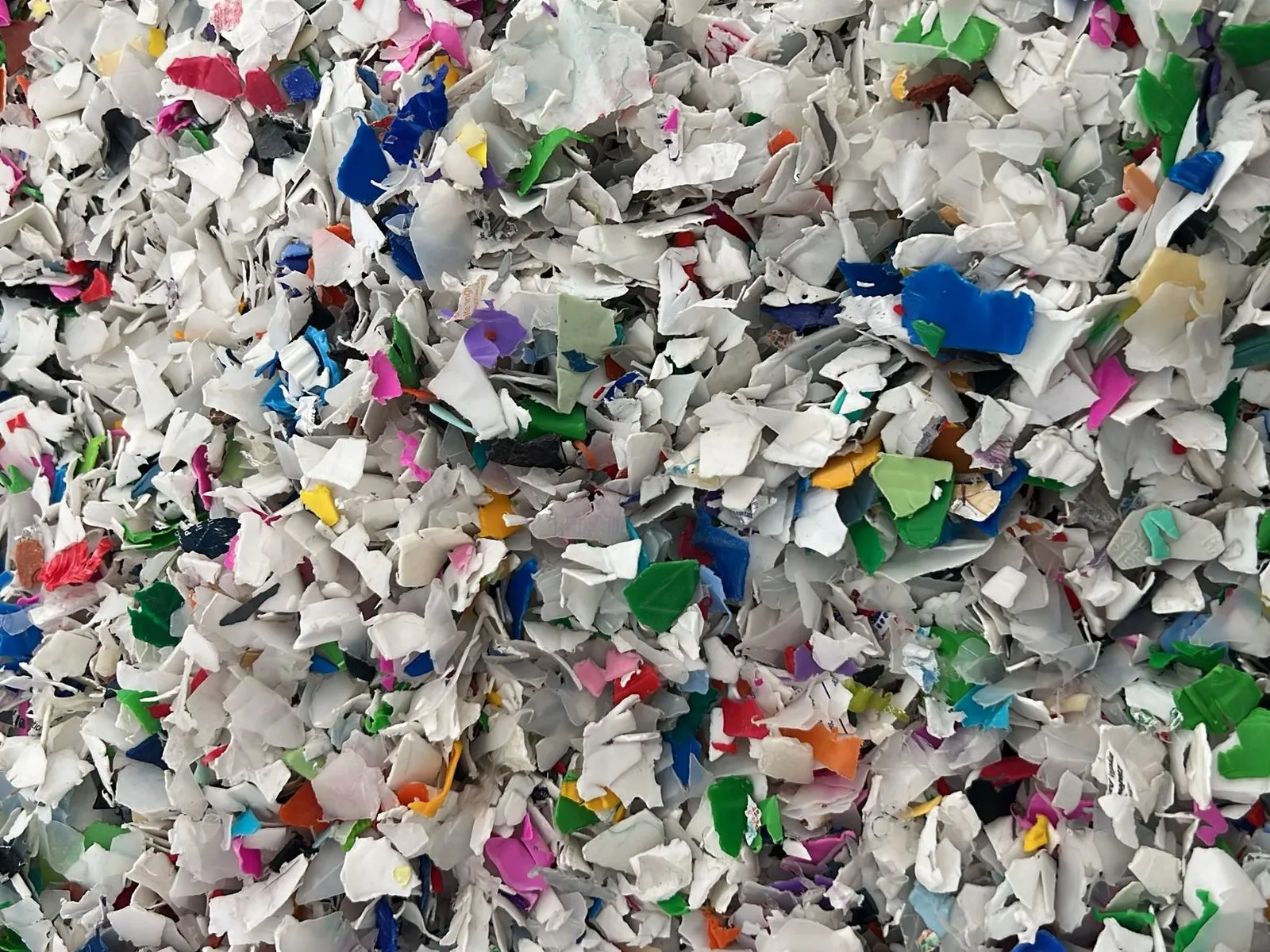 Fulgi de HDPE din flacoane, albi și colorați